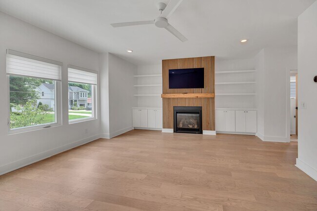 Building Photo - 904 Cahal Ave