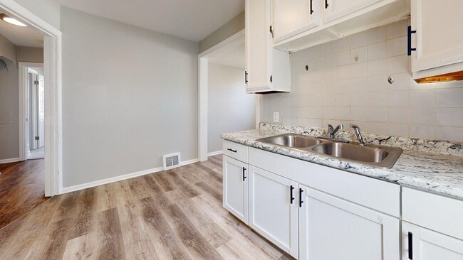 Building Photo - Fulton/W.58th neighborhood; 3 bedroom/2bat...