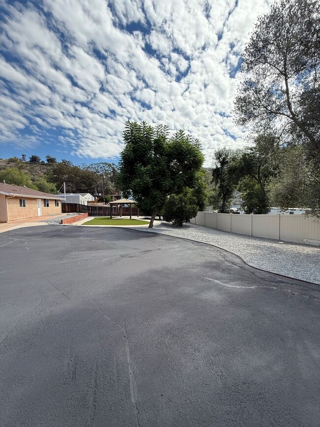 Building Photo - Beautiful 3 Bedroom 2 bath home in well de...