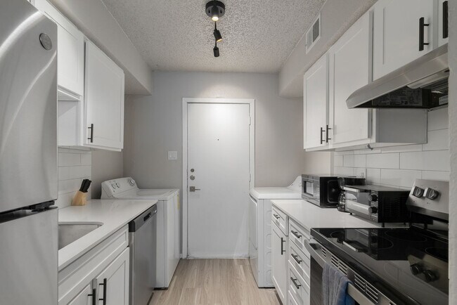 Building Photo - 2525 Thomason Cir