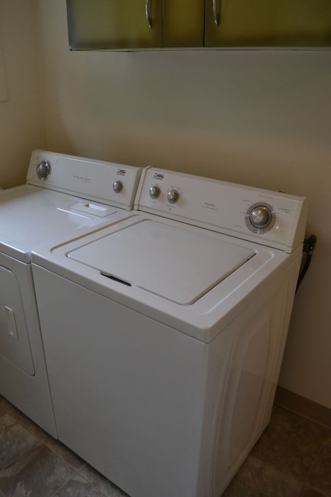 Building Photo - Quaint two-bedroom charmer in Northeast Salem