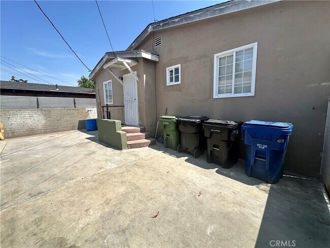 Building Photo - 10516 Clovis Ave