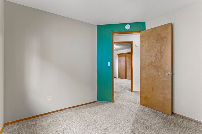 Building Photo - 6432 SE 63rd Ave