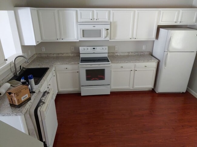 Building Photo - This unit is in a great location!