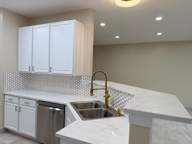 Building Photo - 431 Pine Lake Cir