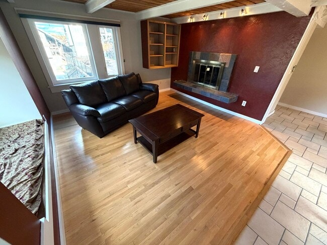 Building Photo - Stunning 2 Bed 1 Bath Condo Close to Downt...