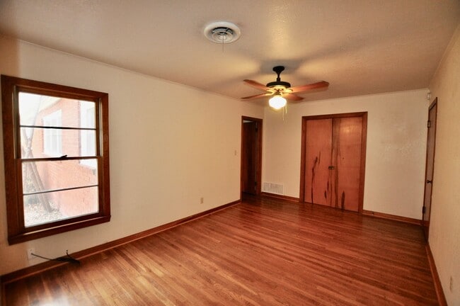 Building Photo - FOR LEASE! Nice 5 BR - 3 Bath - 2,600+ sf ...