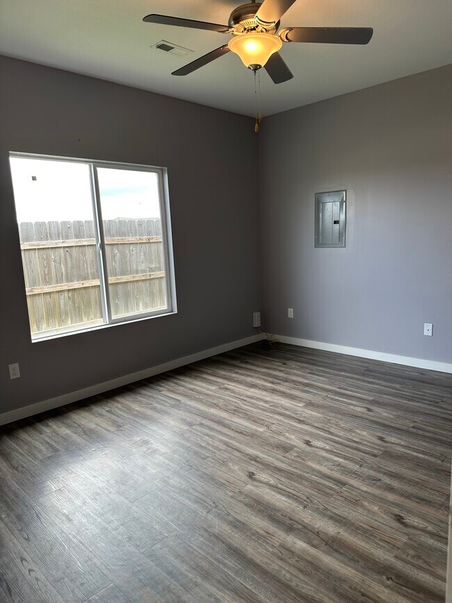Building Photo - 1438 Azena St