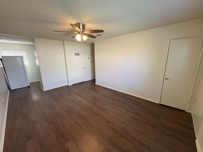 Building Photo - 3939