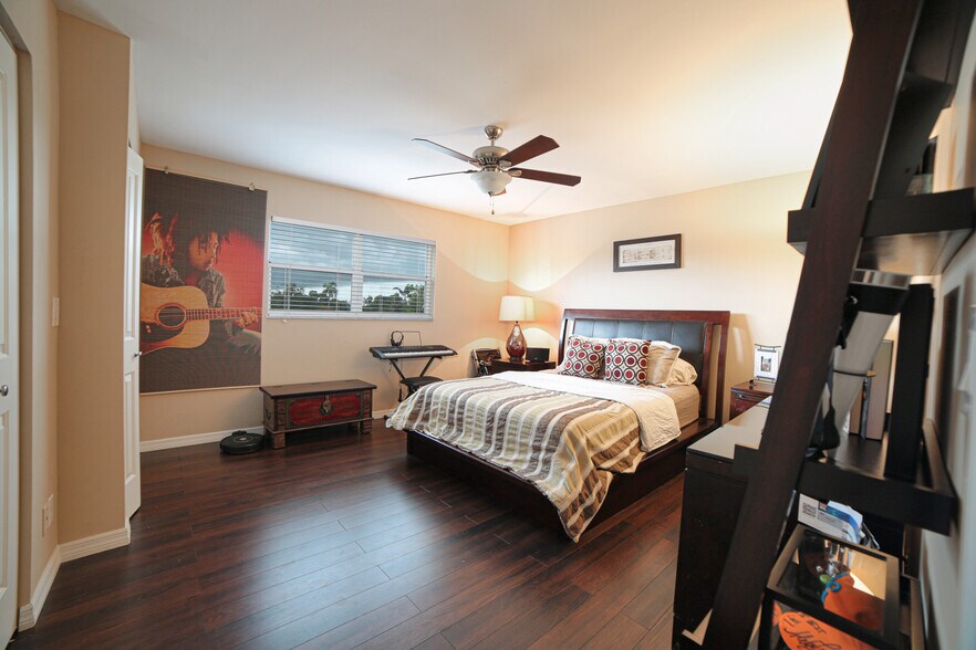 Building Photo - 1212 SE 2nd Ct