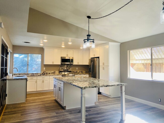 Building Photo - NORTHWEST POOL HOME Available in April!