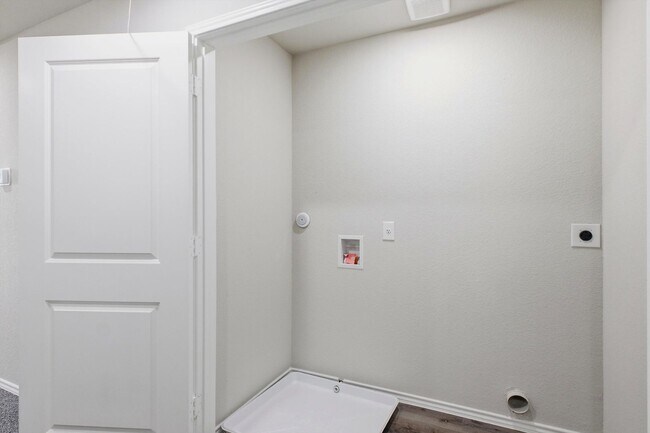 Building Photo - $1,000 off Rent for APRIL