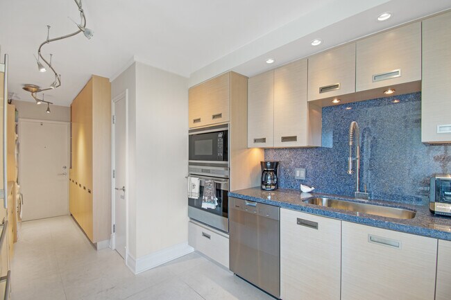 Building Photo - 613 Ocean Dr