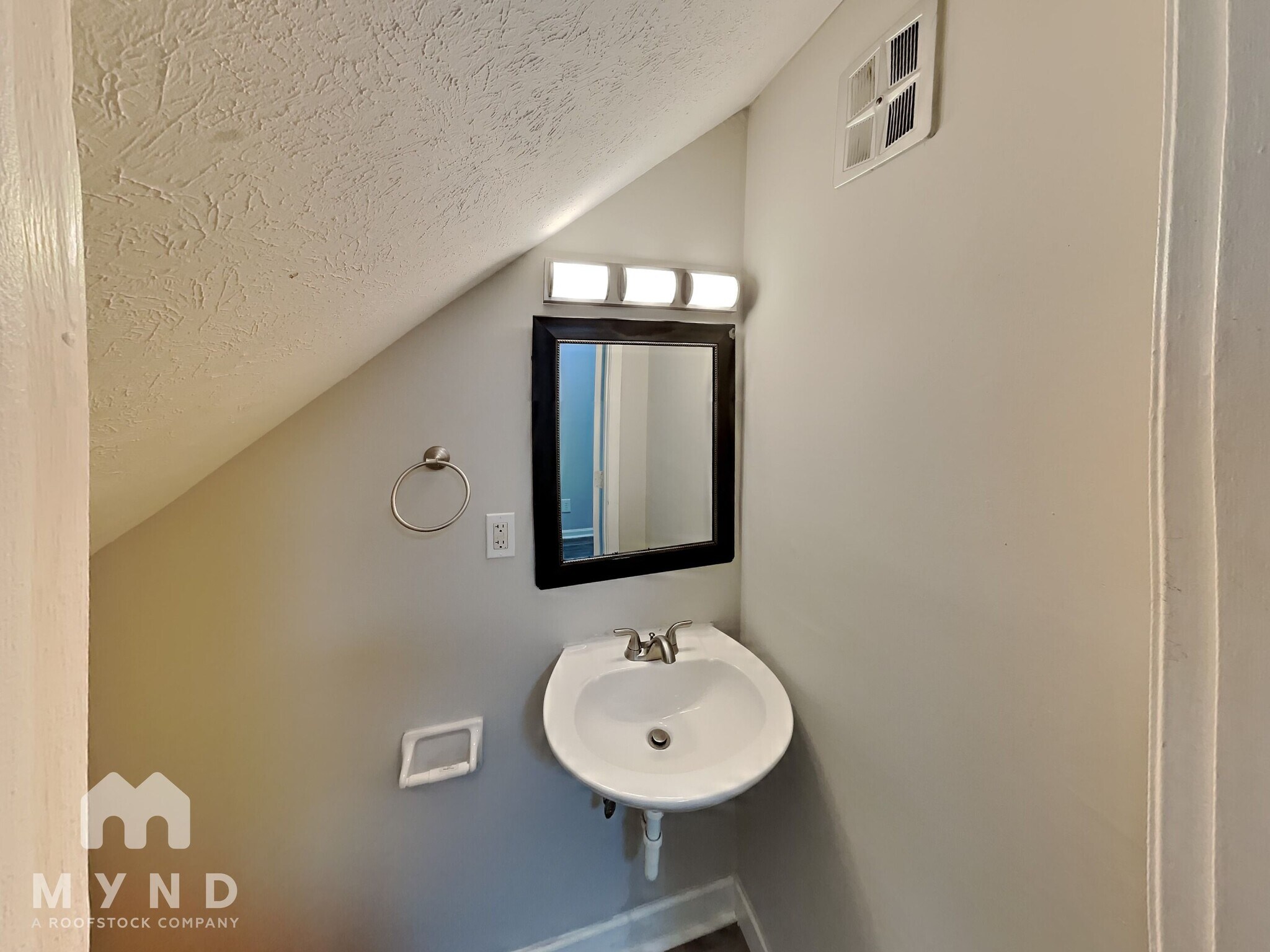 Building Photo - 225 Baker St