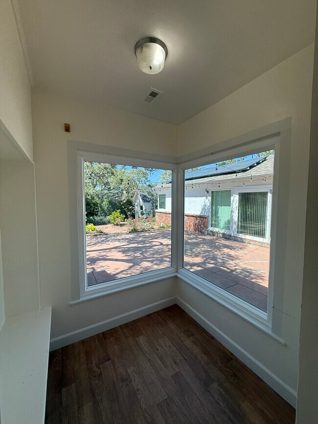 Building Photo - 810 Martin St