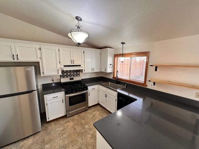 Building Photo - 3Bed 2Bath Single Level Avail. April 7th Move-In