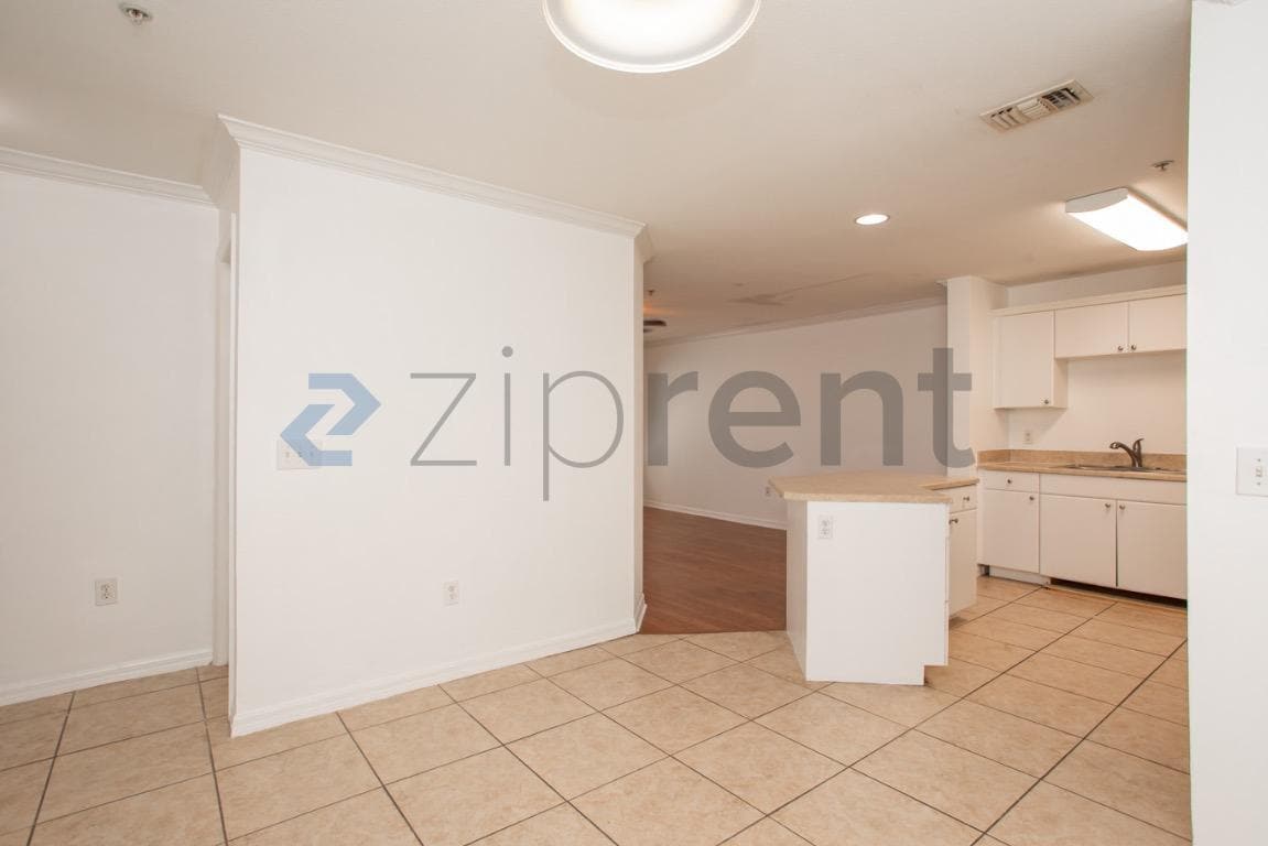 Building Photo - Unit 132
