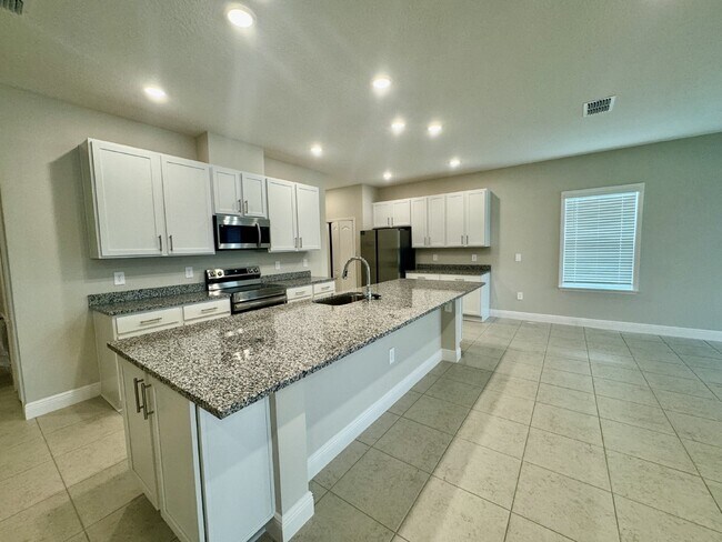 Building Photo - ***HALF OFF FIRST MONTH'S RENT FOR LEASE S...