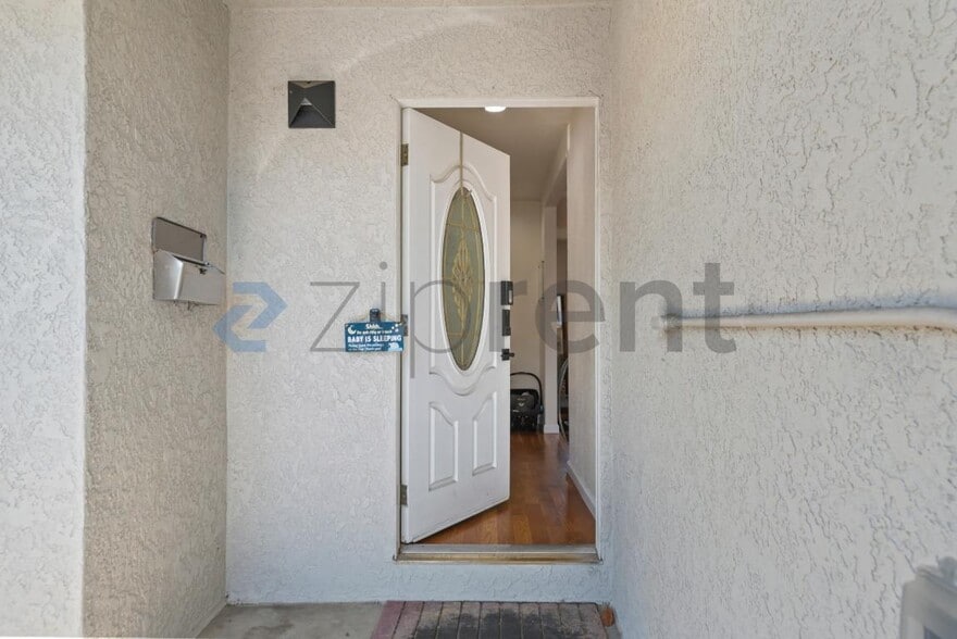Building Photo - Unit
