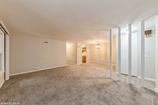 Building Photo - 560 Shorely Dr