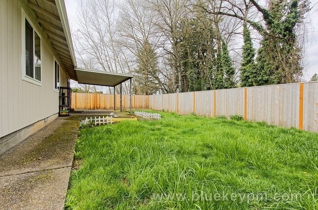 Building Photo - 3 Bed, 2 Bath home in Milwaukie