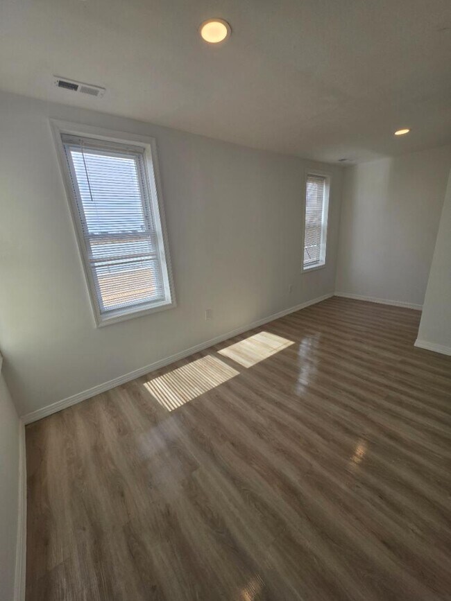 Building Photo - 2442 Sunset Ave