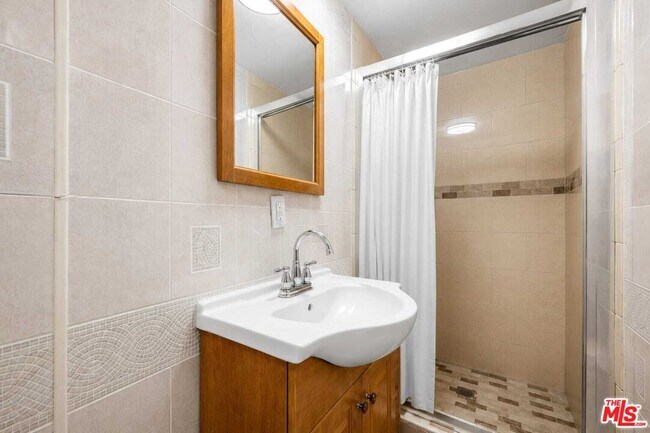 Building Photo - 138 N Hamel Dr