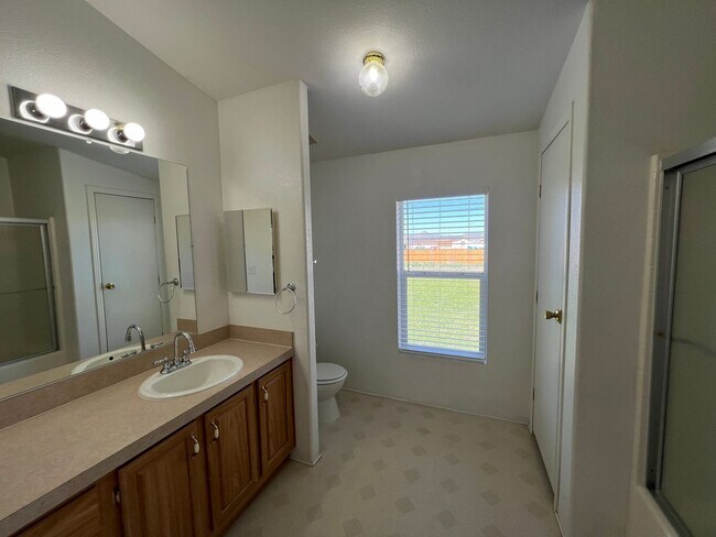 Building Photo - **Move-in Discount** 3 bedroom, 2 bathroom house with large office