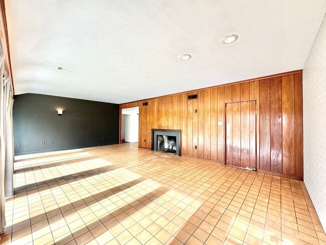 Building Photo - Vintage 2BR/2BA on Stanford Ave with Huge Fenced Yard & Lawn Care Included