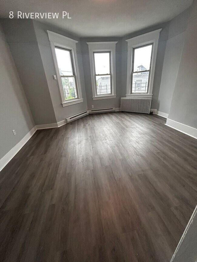 Building Photo - 8 Riverview Pl