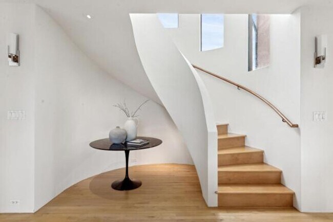 Building Photo - Luxury Living Above The Bay -- Iconic views!