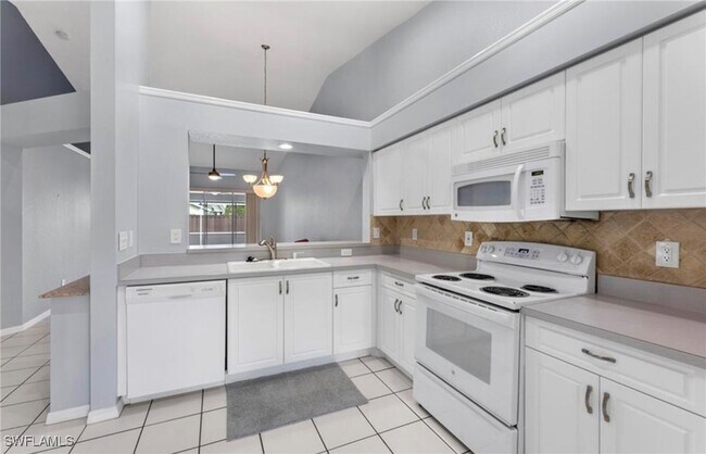 Building Photo - 1749 Royal Cir