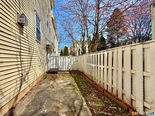 Building Photo - 27 Ferris Ave