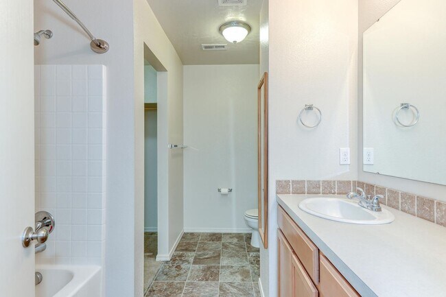 Building Photo - 4 Bedroom 2.5 Bath Two Story Home_Pet Friendly!