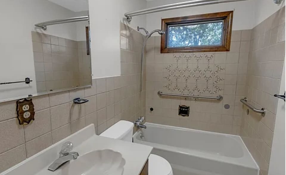 Private bathroom - 42 Eriboll Ln