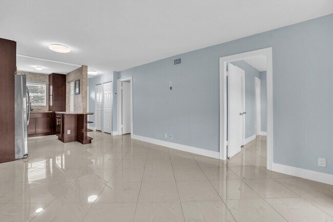 Building Photo - 9851 Sandalfoot Blvd