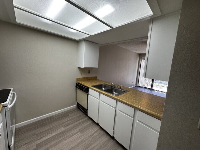 Building Photo - Charming condo in the Chestnut Community!  Available Now!