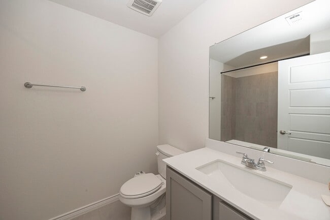 Building Photo - 1001 Marigold St