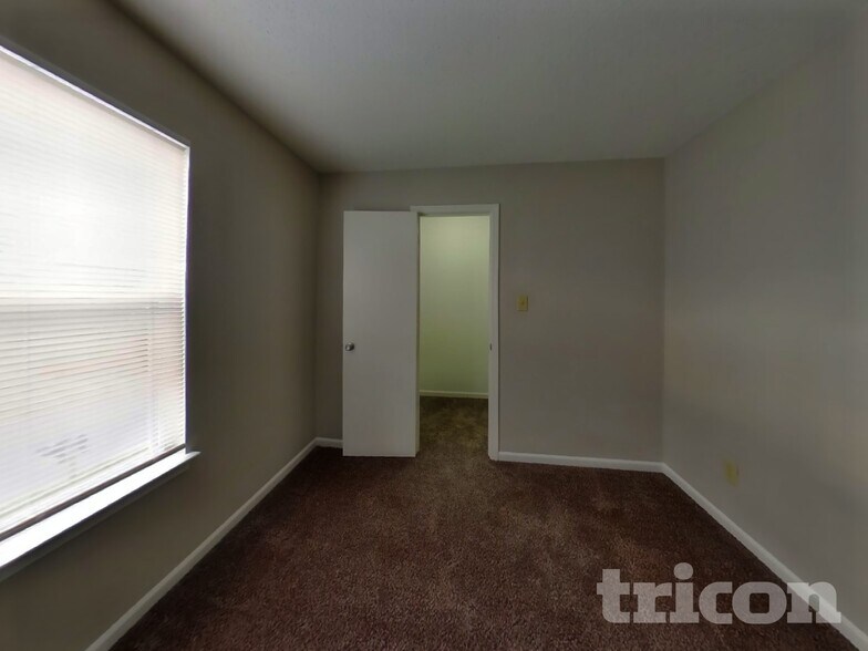 Building Photo - 1302 Crescent Dr
