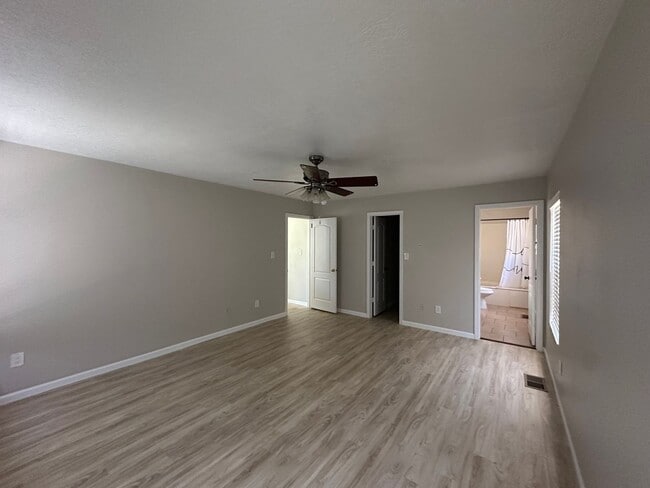 Building Photo - 3 bedroom 2.5 Bath Home in gated NE heights