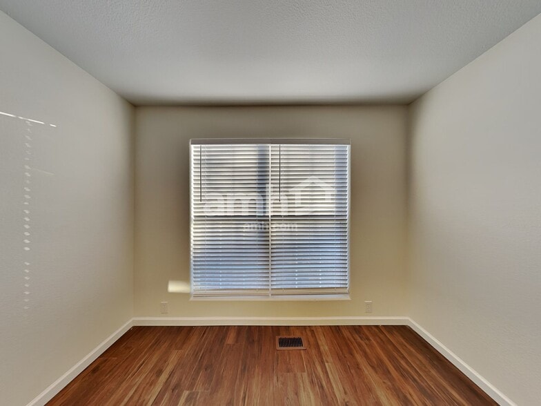 Building Photo - 8444 Sunbow Ct