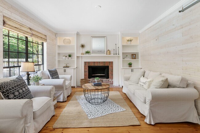 Building Photo - 39 Sylvan Forest Dr