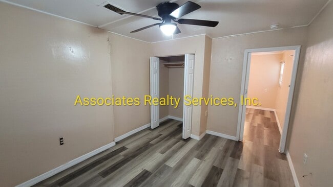 Building Photo - 4 BR, 2 BA  LOOK!!!!   ITS A STEAL!