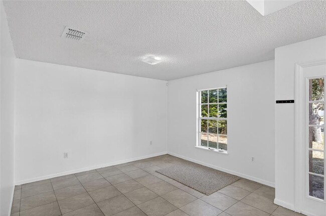 Building Photo - 1906 Lakeview Ln