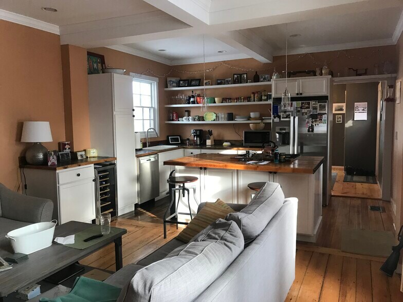 Building Photo - 231 Front St