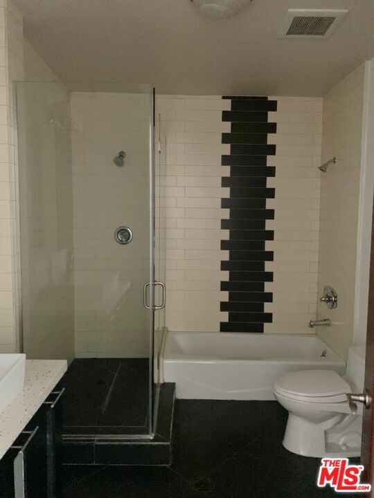 Building Photo - 652 Mateo St