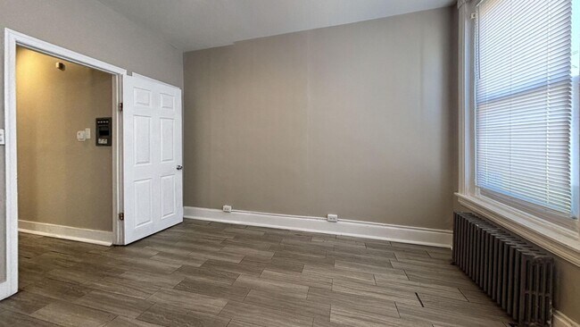 Building Photo - Bright & Practical 1BR/1BA on Lancaster Avenue