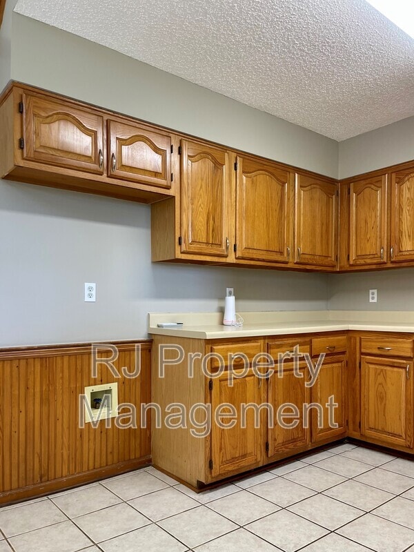 Building Photo - 4592 Tracy Lynn Dr