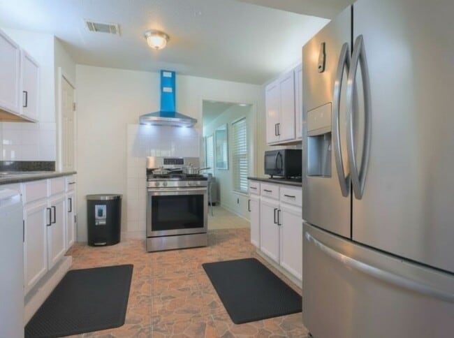 Building Photo - 831 Rouse St