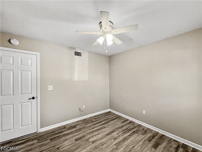 Building Photo - 4530 SW 10th Ave